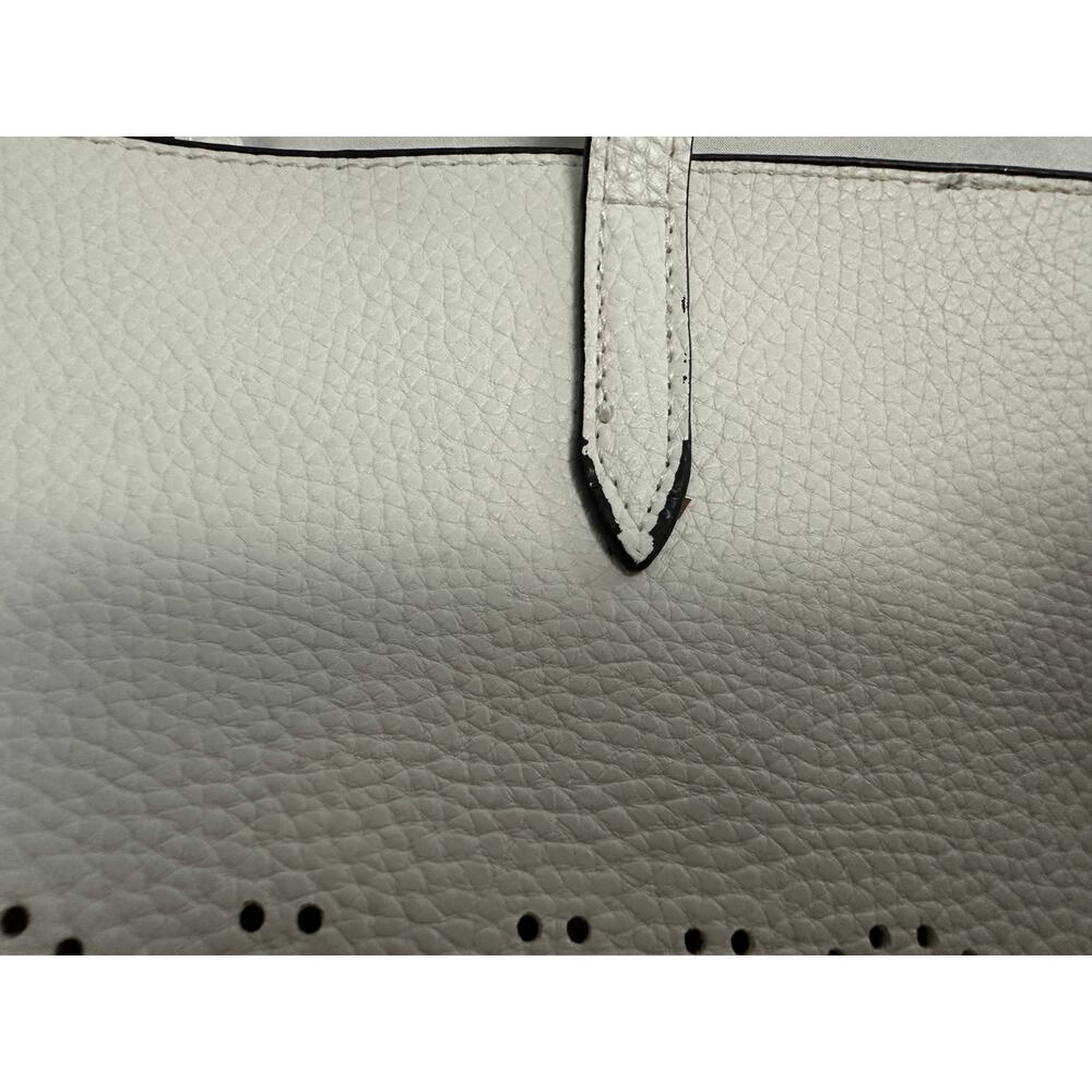 Victoria's Secret Laser-Cut logo Tote Bag in White Faux Leather - Picture 5 of 10